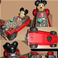 TOPOLINO WALT DISNEY CON AUTO DI LATTA MADE IN TAIWAN ANNO 1970 1980 MICKEY MOUSE WALT DISNEY WITH TIN CAR MADE IN TAIWAN YEAR 1970 1980 